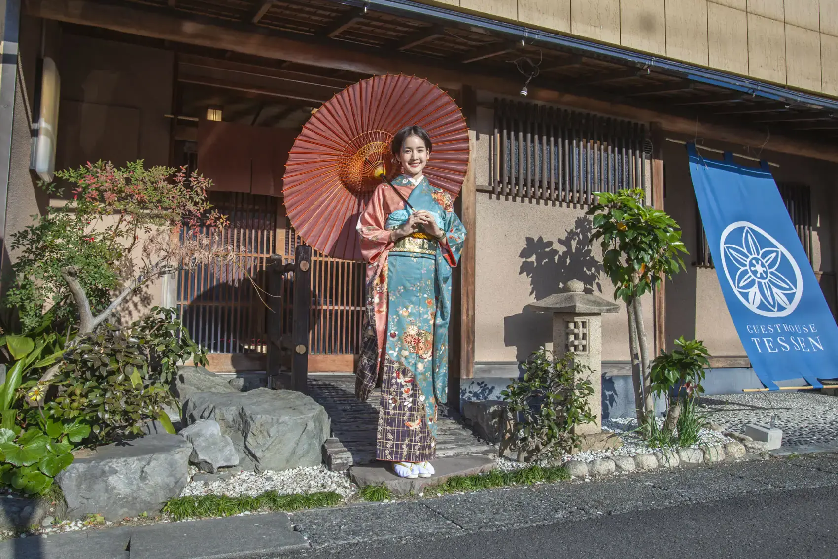 Guest in kimono at Tessen entrance